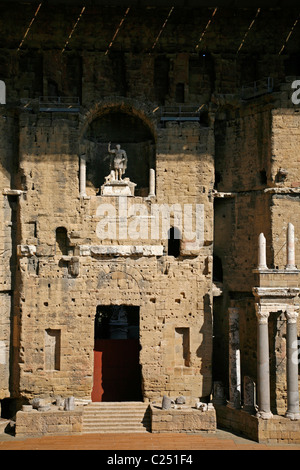 La parete dello stadio al Teatro antico teatro romano in arancione, Vaucluse Provence, Francia. Foto Stock