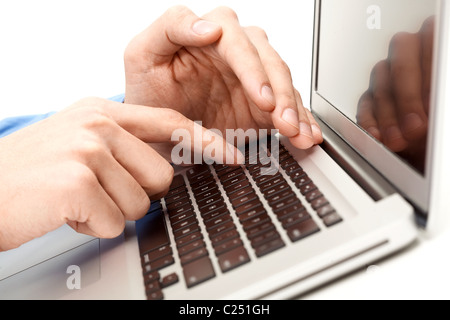 Close-up dei maschi di mano sulla tastiera portatile mentre l'altra nascondere l'indice Foto Stock