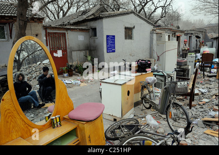 Zhao giovane guardare la loro casa di essere demolita in attesa company spostamento per spostare i mezzi di sussistenza in centrale di Pechino.20-Mar-2011 Foto Stock