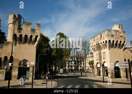 Porte de la Republique, la strada principale del centro storico area centrale, Avignon Vaucluse Provence, Francia. Foto Stock