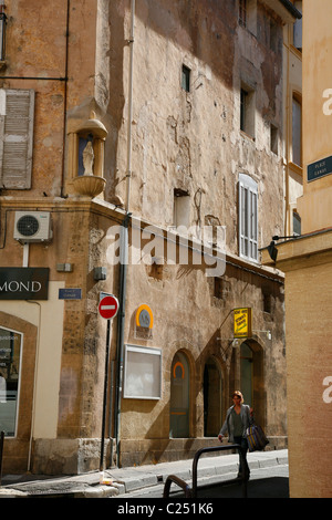 Strada del Vieil Aix il vecchio quartiere di Aix en Provence, Bouches du Rhone, Provenza, Francia. Foto Stock