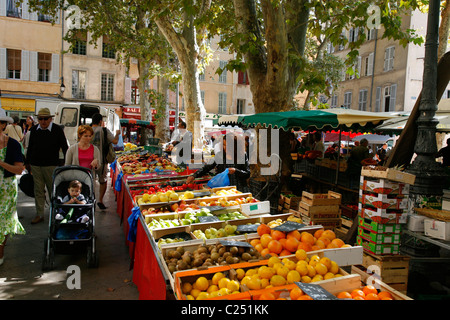 Mercato al posto di Richelmi nella Vieil Aix il vecchio quartiere di Aix en Provence, Bouches du Rhone, Provenza, Francia. Foto Stock