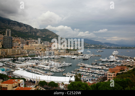 Vista sul porto di Monte Carlo visto dalla roccia, Monaco. Foto Stock