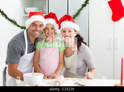 Ritratto di un uomo con la moglie e la figlia di cottura biscotti di Natale Foto Stock