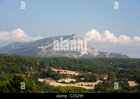 Vista sulle Montagne Sainte Victoire che ha usato per essere uno di cezanne argomenti preferiti. Aix en Provence, Provenza, Francia. Foto Stock