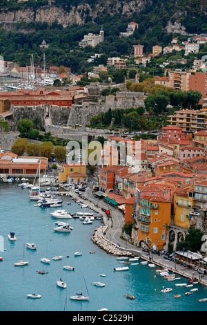 Vista di Villefranche sur Mer, Costa Azzurra, Alpes Maritimes, Provenza, Francia. Foto Stock