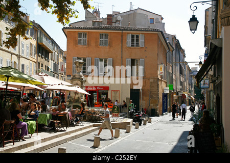 Il ristorante all'aperto nel Vieil Aix, il vecchio quartiere di Aix en Provence, Bouches du Rhone, Provenza, Francia. Foto Stock