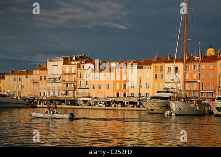 Yacht e Barche nel porto, Saint Tropez, Var, Provenza, Francia. Foto Stock
