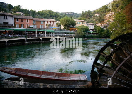 Fontaine de Vaucluse villaggio e la Sorgue river, Provenza, Francia. Foto Stock