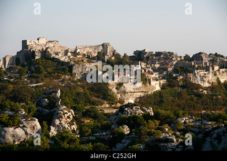 Vista su Les Baux de Provence e la fortezza che si vede dalle grotte, Bouches-du-Rhône, Provenza, Francia. Foto Stock