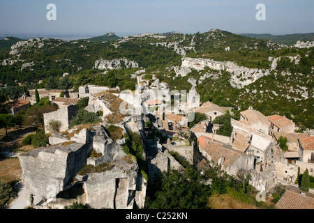 Visualizza Les Baux de Provence villaggio visto dalla cittadella, Bouches-du-Rhone, Provenza, Francia. Foto Stock