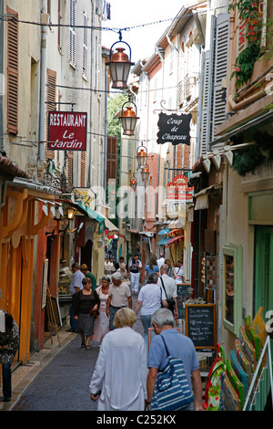 Vieil Antibes, scene di strada nella città vecchia, Antibes, Alpes Maritimes, Provenza, Francia. Foto Stock