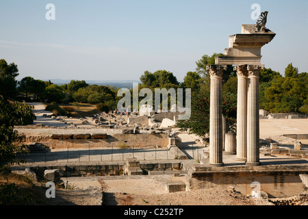 Vista sulla Glanum sito archeologico vicino a Saint Remy de Provence, Buches du Rhone, Provenza, Francia. Foto Stock