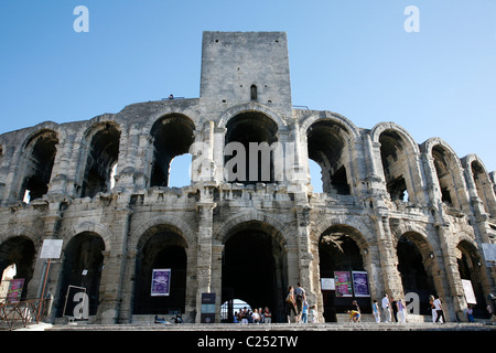 Les Arènes anfiteatro romano, Arles, Provenza, Francia. Foto Stock