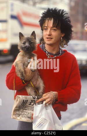 Punk con cane da compagnia Kings Road Chelsea 1980s Londra Inghilterra 80s UK HOMER SYKES Foto Stock