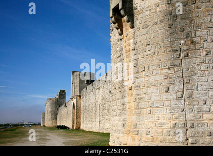 Vista sui bastioni di Aigues Mortes, Provenza, Francia. Foto Stock