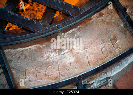 Scolpiti parola 'Recister' scritto da prigioniero Marie Durand all'interno del Tour de Costanza tower, Aigues Mortes, Provenza, Francia. Foto Stock