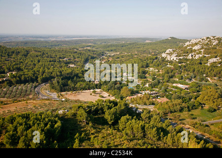 Vedute del paesaggio visto dalla cittadella in Les Baux de Provence, Bouches-du-Rhone, Provenza, Francia. Foto Stock