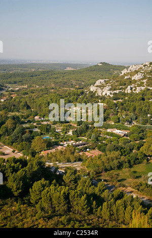 Vedute del paesaggio visto dalla cittadella in Les Baux de Provence, Bouches-du-Rhone, Provenza, Francia. Foto Stock