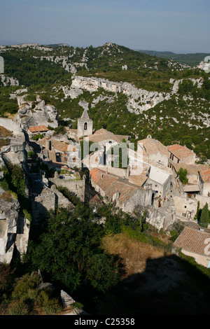 Visualizza Les Baux de Provence villaggio visto dalla cittadella, Bouches-du-Rhone, Provenza, Francia. Foto Stock