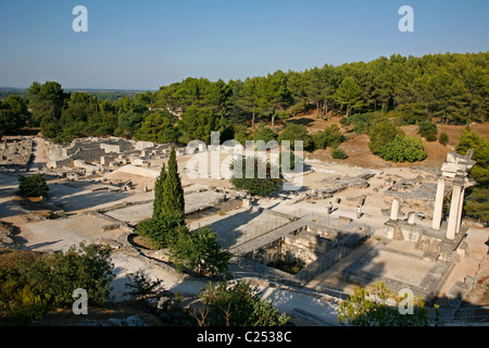 Vista sulla Glanum sito archeologico vicino a Saint Remy de Provence, Buches du Rhone, Provenza, Francia. Foto Stock