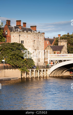 Periodo case e un ponte sul fiume Ouse in New York City, East Yorkshire Foto Stock