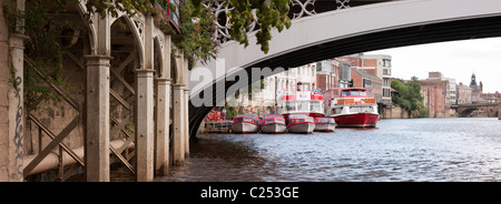 Imbarcazioni da diporto ormeggiata per la sera lungo il fiume Ouse in New York City, East Yorkshire Foto Stock