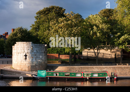 L'acqua torre all'angolo sud occidentale dell'abbazia di recinti e segna la fine delle pareti Marygate al bordo del fiume Foto Stock