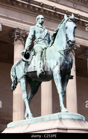 Prince Albert statua al di fuori di St Georges Hall di Liverpool Foto Stock