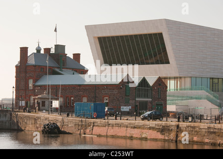 Esterno del nuovo Museo di Liverpool da Albert Dock area, il Waterfront, Liverpool Foto Stock