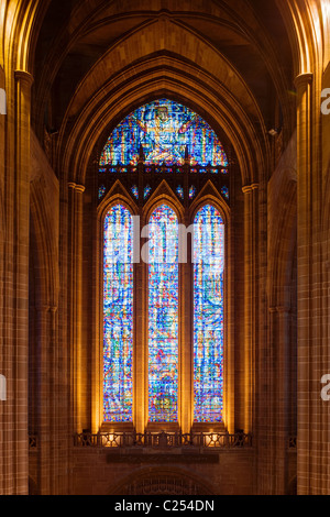 Finestra di vetro colorato all'interno della cattedrale di Liverpool, Liverpool Foto Stock