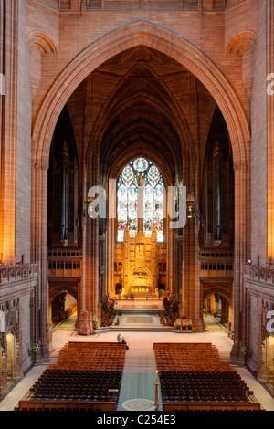 Vista verso la navata centrale, all'interno della cattedrale di Liverpool, Liverpool Foto Stock