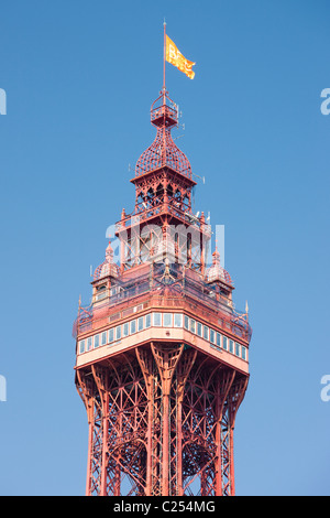La Blackpool Tower a Blackpool Beach in Lancashire, Inghilterra, Regno Unito Foto Stock