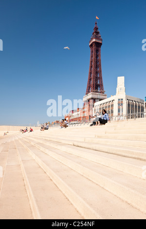 La Blackpool Tower sui gradini a Blackpool Beach in Lancashire, Inghilterra, Regno Unito Foto Stock