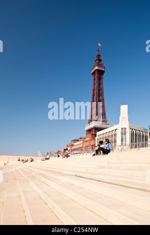 La Blackpool Tower sui gradini a Blackpool Beach in Lancashire, Inghilterra, Regno Unito Foto Stock