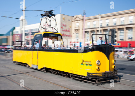 Un colorato tram sulla Promenade di Blackpool Beach in Lancashire, Inghilterra, Regno Unito Foto Stock