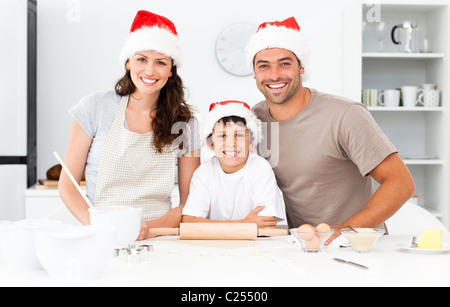 Ritratto di una famiglia felice la preparazione di biscotti di Natale Foto Stock