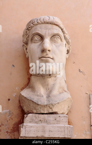 Gigantesca testa della statua dell'imperatore Costantino nel cortile del Museo Capitolino Roma Foto Stock