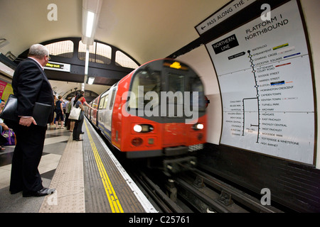 Metropolitana a Waterloo tube station Foto Stock