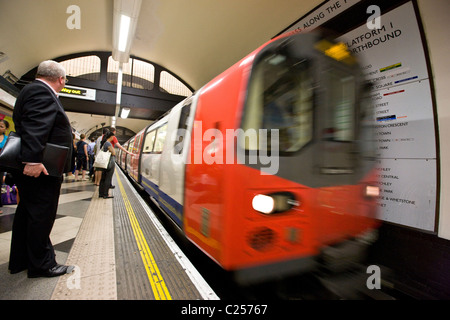 Metropolitana a Waterloo tube station Foto Stock