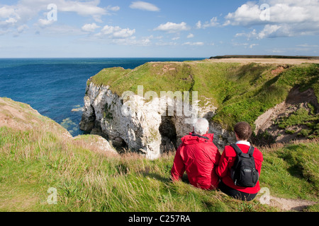 I camminatori sulle scogliere tra Flamborough Head e Thornwick Bay, Flamborough, East Yorkshire Foto Stock