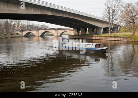 Barca stretta passando sotto un cavalcavia1 sull approccio alla serratura Ferrybridge sull'Aire e Navigazione di Calder. Foto Stock