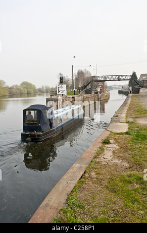 Barca stretta entrando Ferrybridge bloccare sull'Aire e Navigazione di Calder che mostra il fiume Aire a sinistra. Foto Stock