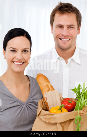 Ritratto di una coppia felice a casa dopo lo shopping Foto Stock