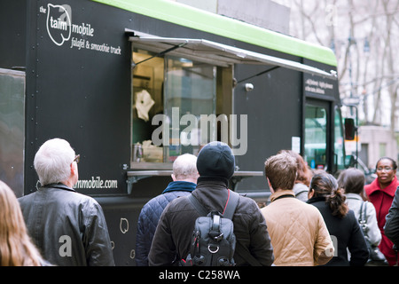 I clienti linea fino al Taim cibo Mobile carrello in New York Foto Stock