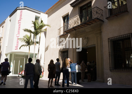 Coda di persone in attesa di entrare il Carmen Museo Thyssen, il Palacio de Villalon, Calle Campañia, Malaga, Spagna Foto Stock