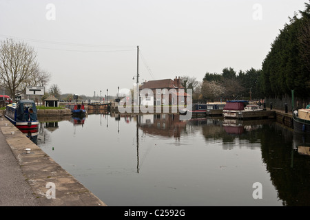 Selby bloccare all'incrocio fiume Ouse, Selby, North Yorkshire con il bloccare i detentori case in background. Foto Stock