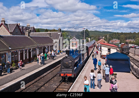 Ex. Caledonian Railway motore di vapore 828 arrivando al Boat of Garten stazione ferroviaria in Broomhill Strathspey Scozia Scotland Foto Stock