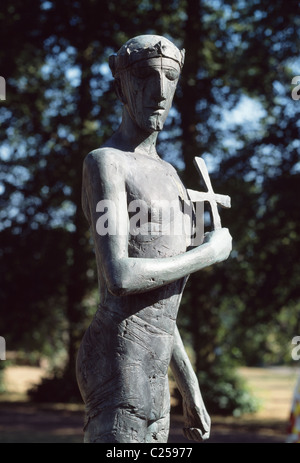 St Edmundsbury Cathedral, Bury St Edmunds, Suffolk, Inghilterra. Statua di San Edmund da Elisabeth Frink 1976 Foto Stock