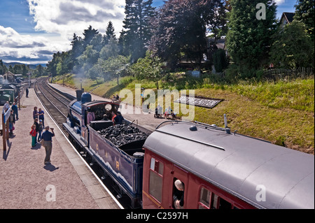 Ex. Caledonian Railway motore di vapore 828 in piedi presso la piattaforma sul Boat of Garten stazione ferroviaria en route a Aviemore Foto Stock
